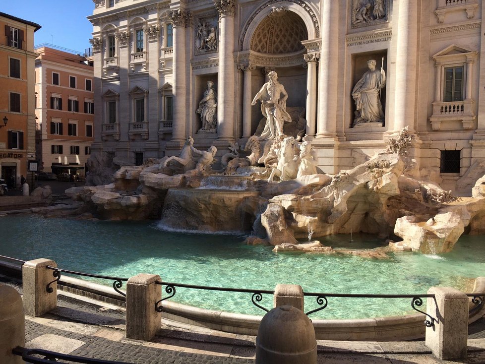 Fontana di Trevi je bez turistů. Koronavirus uvrhl celou Itálii do karantény