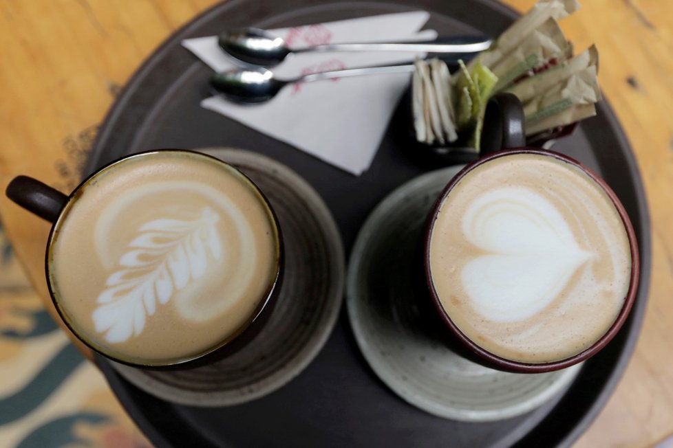 Kavárny nabízí i alternativy z rostlinného mléko, není to ale zadarmo