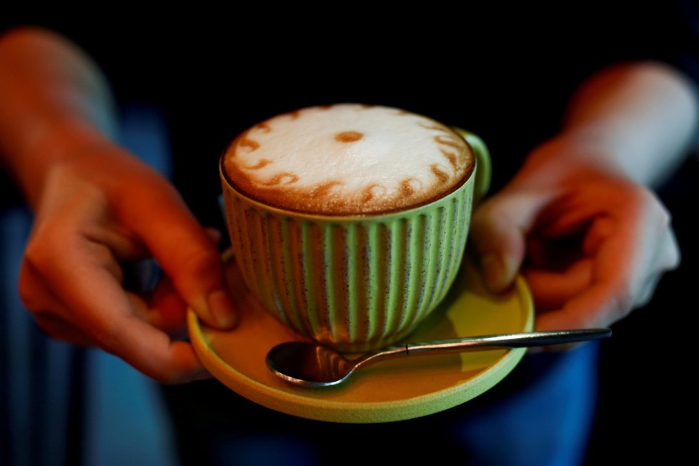 Kavárny po celém světě zase otevírají po nuceném zavření během pandemie