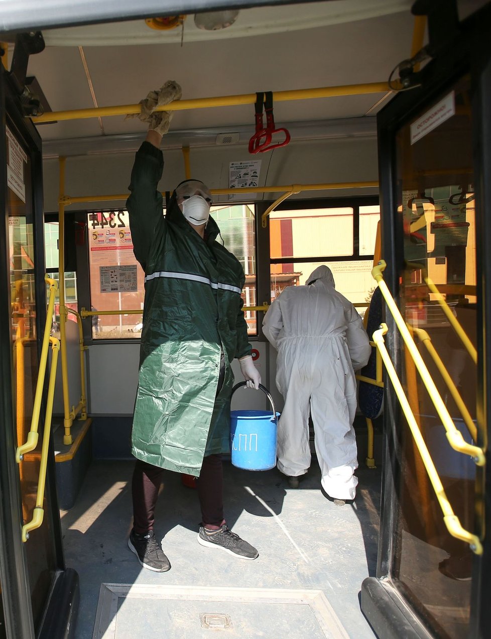 Během pandemie koronaviru platí přísná bezpečnostní a karanténní opatření po celém světě.V Kazachstánu probíhá dezinfekce veřejné dopravy, (19.03.2020).