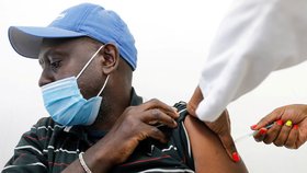 Keňský doktor a odpůrce očkování zemřel na covid-19