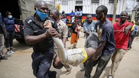 Kvůli koronaviru platí v Keni přísné restrikce, na jejichž dodržování dohlíží policie, podle neziskovek policisté uplatňují brutální násilí.