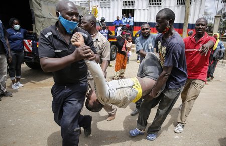 Kvůli koronaviru platí v Keni přísné restrikce, na jejichž dodržování dohlíží policie, podle neziskovek policisté uplatňují brutální násilí.
