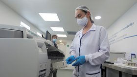 Laboratoř vyhodnocuje testy v Kolumbii.