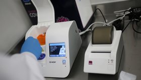 Laboratoř vyhodnocuje testy v Kolumbii.