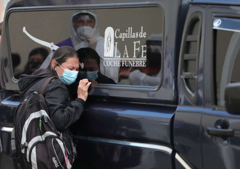 Rozloučení s obětí koronaviru v Kolumbii.