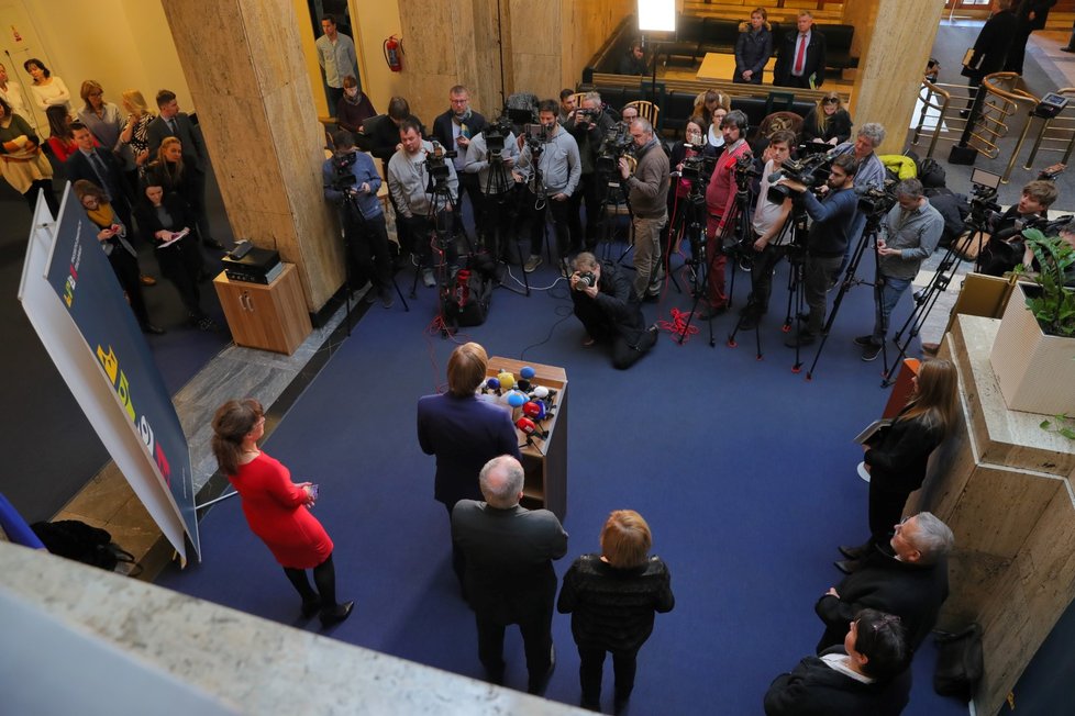 Primářka kliniky infekčních, parazitárních a tropických nemocí Nemocnice Na Bulovce Hana Roháčová, náměstek pro zdravotní péči Roman Prymula, ministr zdravotnictví Adam Vojtěch (ANO) a hlavní hygienička ČR Eva Gottvaldová na tiskové konferenci po jednání Ústřední epidemiologické komise kvůli koronaviru.