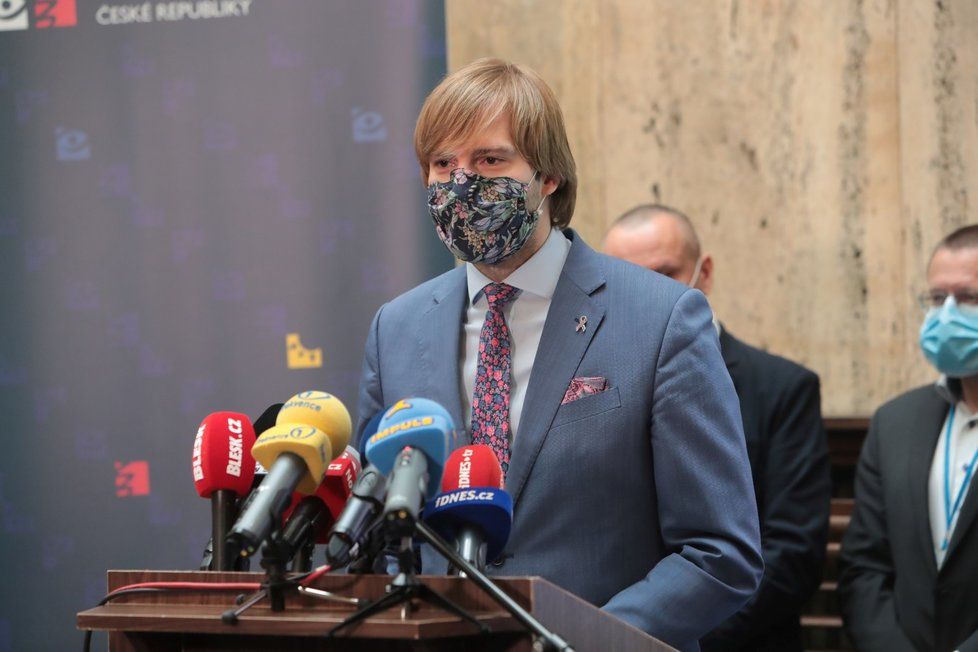 Ministr zdravotnictví Adam Vojtěch (za ANO) na tiskové konferenci k vývoji epidemie (11.6.2020)