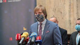 Ministr zdravotnictví Adam Vojtěch (za ANO) na tiskové konferenci k vývoji epidemie (11. 6. 2020)