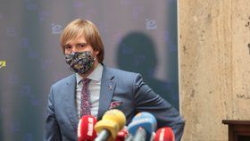 Ministr zdravotnictví Adam Vojtěch (za ANO) na tiskové konferenci k vývoji epidemie (11.6.2020)