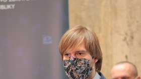 Ministr zdravotnictví Adam Vojtěch (za ANO) na tiskové konferenci k vývoji epidemie (11. 6. 2020)