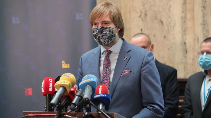 Ministr zdravotnictví Adam Vojtěch (za ANO) na tiskové konferenci k vývoji epidemie (11.6.2020)