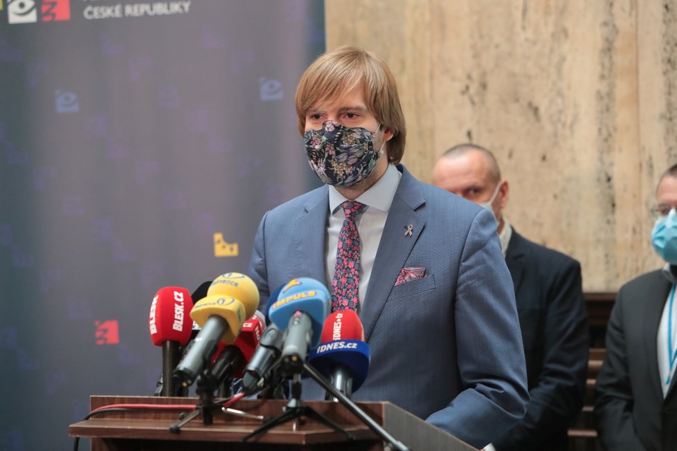 Ministr zdravotnictví Adam Vojtěch (za ANO) na tiskové konferenci k vývoji epidemie (11. 6. 2020)