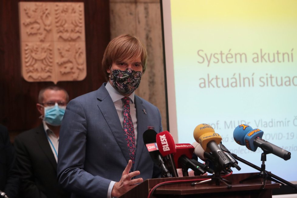 Ministr zdravotnictví Adam Vojtěch (za ANO) na tiskové konferenci k vývoji epidemie (11. 6. 2020)