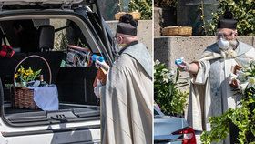 Potrhlý kněz se stal hitem internetu: Na věřící stříká svěcenou vodu z dětské vodní pistolky