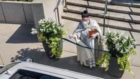 Detroitský kněz a jeho inovované „kropení“ svěcenou vodou