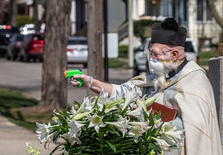 Detroitský kněz a jeho inovované „kropení“ svěcenou vodou