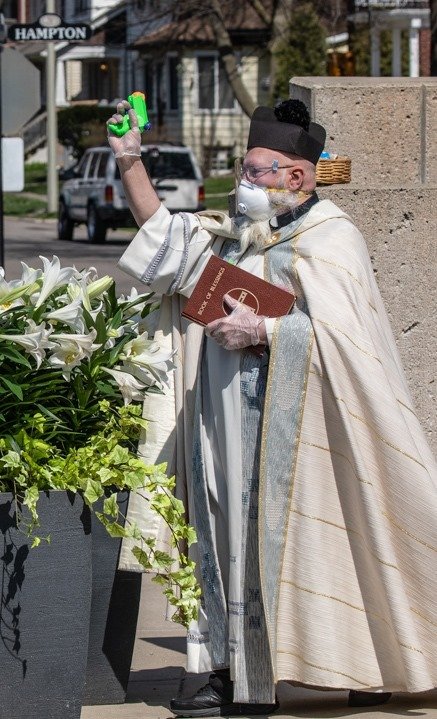 Detroitský kněz a jeho inovované „kropení“ svěcenou vodou