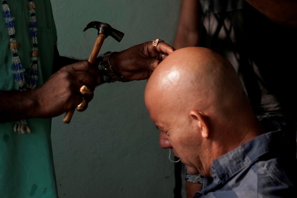Svérázný léčitel Jorge Goliat, který operuje mačetou, na covid předepisuje půl láhve rumu