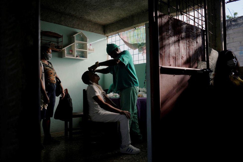 Svérázný léčitel Jorge Goliat, který operuje mačetou, na covid předepisuje půl láhve rumu