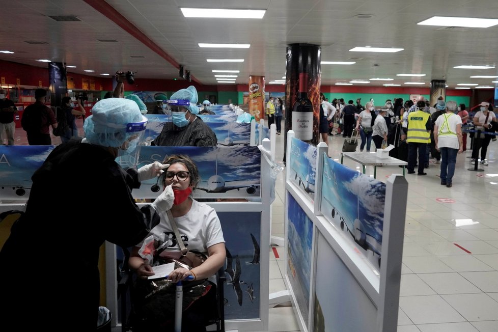 Testování na koronavirus na letišti v Havaně.