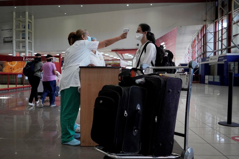 Testování na koronavirus na letišti v Havaně