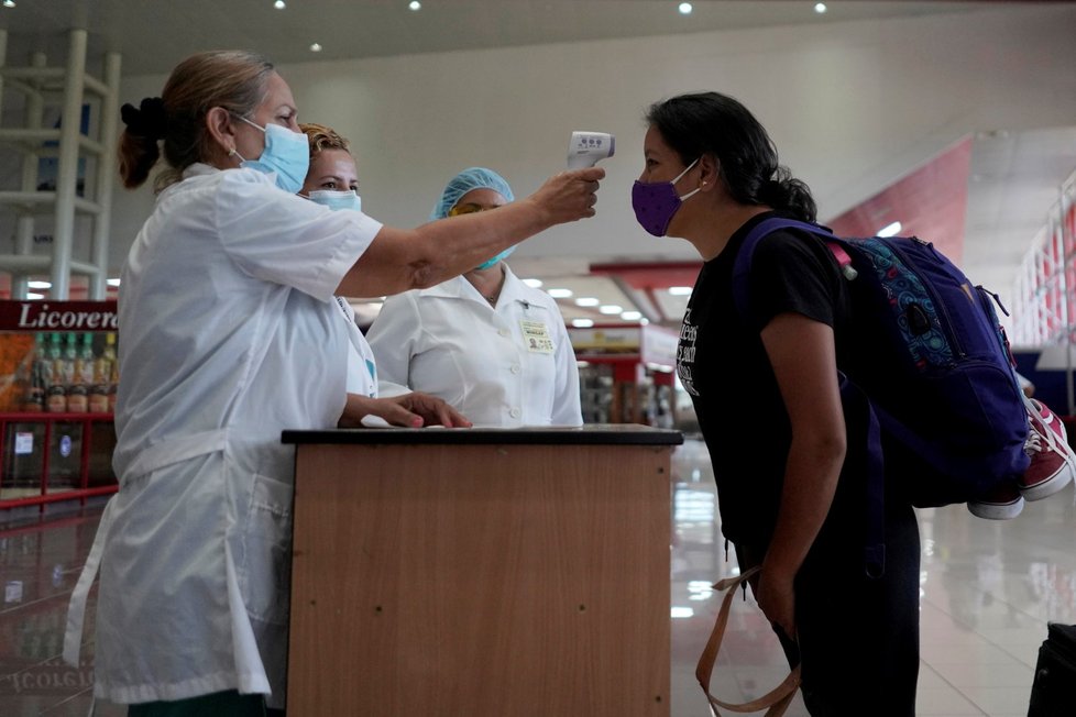 Testování na koronavirus na letišti v Havaně