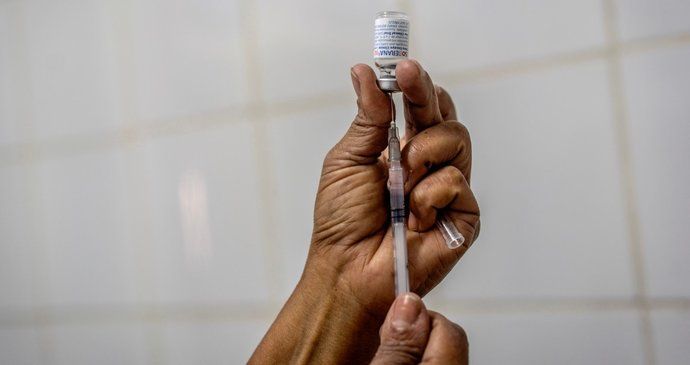 V rámci třetí fáze klinických testů očkují na Kubě vlastní vakcínou.