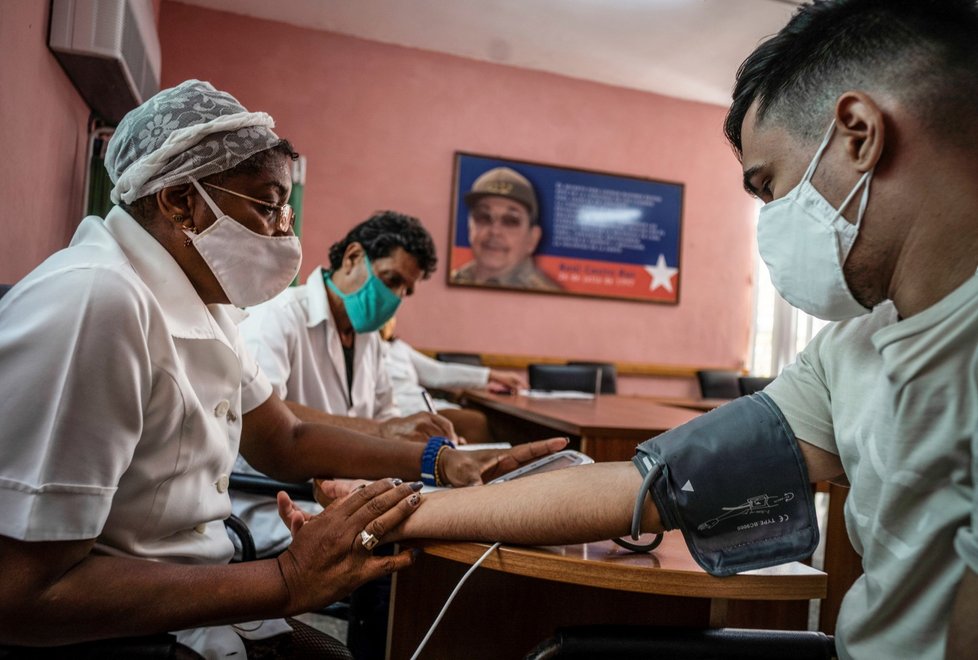 V rámci třetí fáze klinických testů očkují na Kubě vlastní vakcínou.