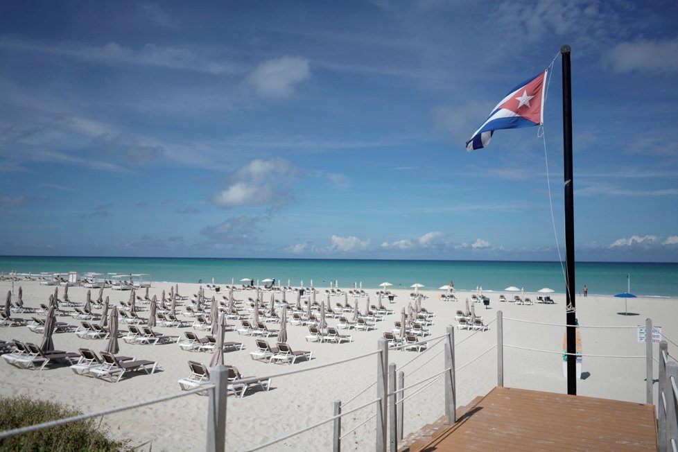 Pandemie tvrdě dopadla i na Kubu. Zdejší pláže zejí prázdnotou.