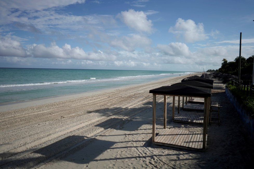 Pandemie tvrdě dopadla i na Kubu. Zdejší pláže zejí prázdnotou.