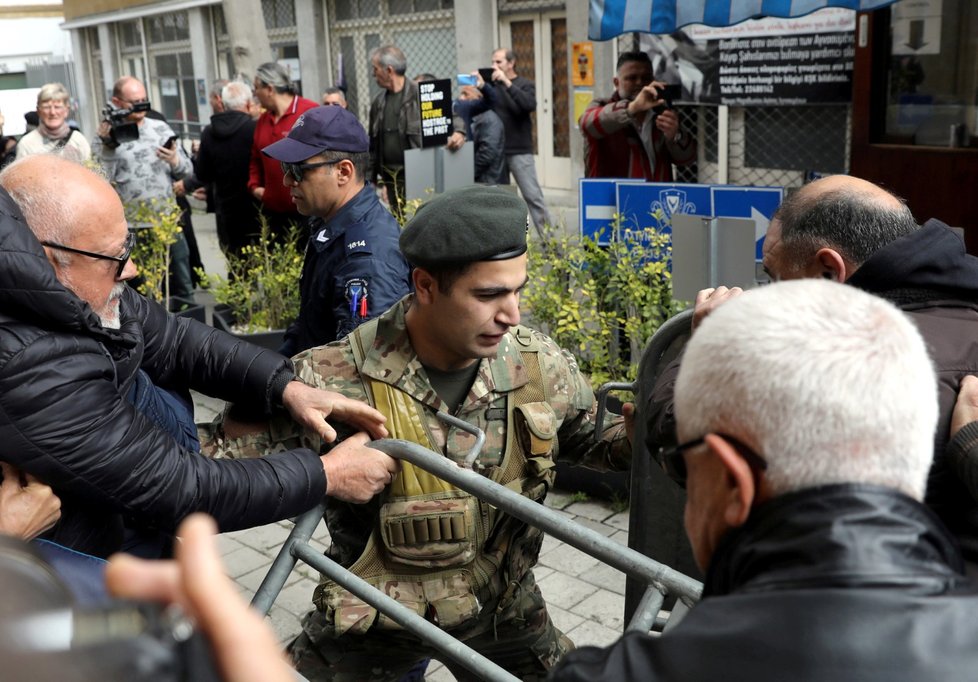 Policisté se na Kypru perou s protestujícími ve frekventované ulici Ledra, kterou dočasně zavřeli kvůli koronaviru. (29.2.2020)
