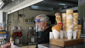 Kyperský zmrzlinář v době šíření koronaviru nosí ochranný štít, (4.05.2020).
