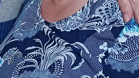 Cukrovkářka Jana (77) z Ostravy málem omdlela v obchodním centru. Kvůli zakrytým lavičkám si neměla kde odpočinout.