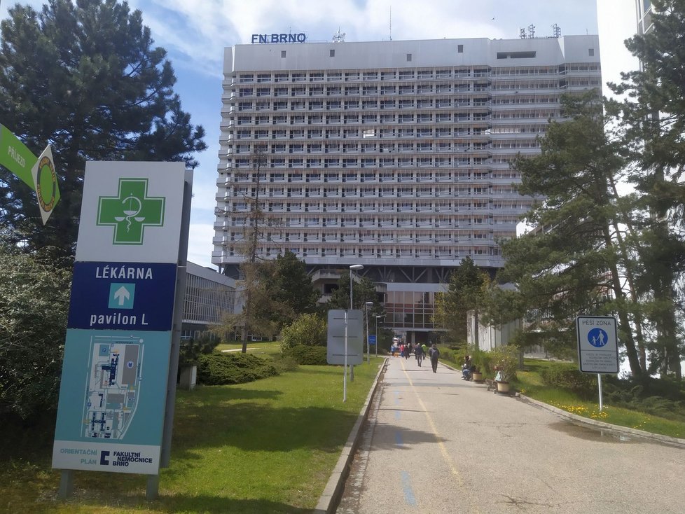 Fakultní nemocnice Brno podala lék firmy Regeneron od 1. dubna jen 40 pacientům. Ve skladu je přitom takřka 1200 dávek.