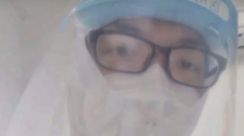 Mladý čínský anesteziolog zaplatil za své ohromné nasazení vlastním životem.