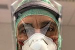 Hrdinové bitvy s koronavirem: Fotky zdravotníků po celodenním boji v nemocnicích