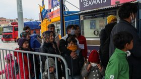 Ochranné prostředky proti koronaviru dostali na řeckém ostrově Lesbos uprchlíci, kteří pobývají v tamních uprchlických centrech. (2.4.2020)