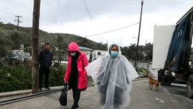 Ochranné prostředky proti koronaviru dostali na řeckém ostrově Lesbos uprchlíci, kteří pobývají v tamních uprchlických centrech. (2.4.2020)
