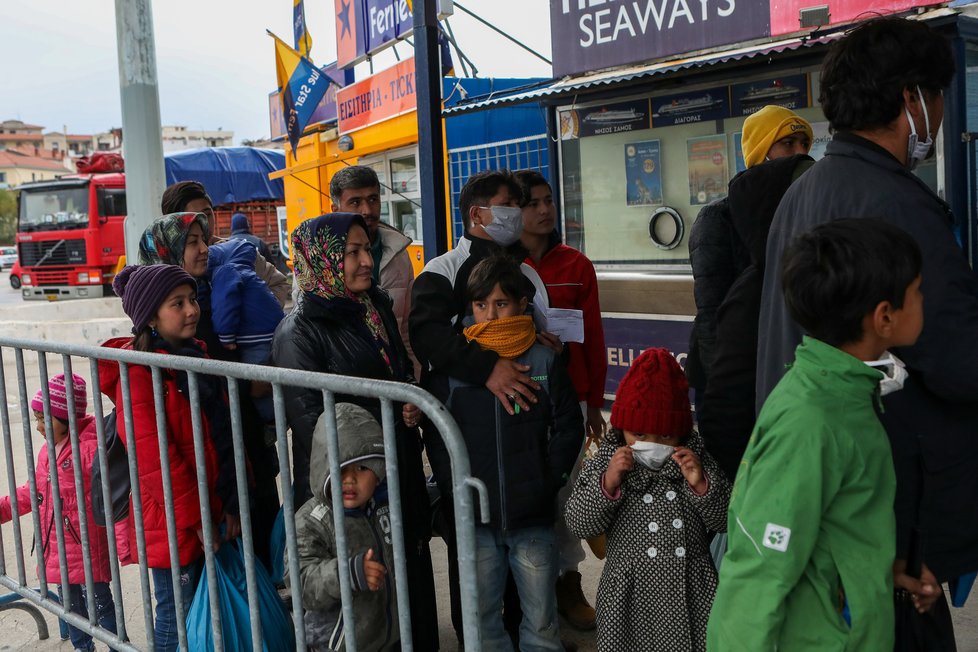 Ochranné prostředky proti koronaviru dostali na řeckém ostrově Lesbos uprchlíci, kteří pobývají v tamních uprchlických centrech. (2.4.2020)