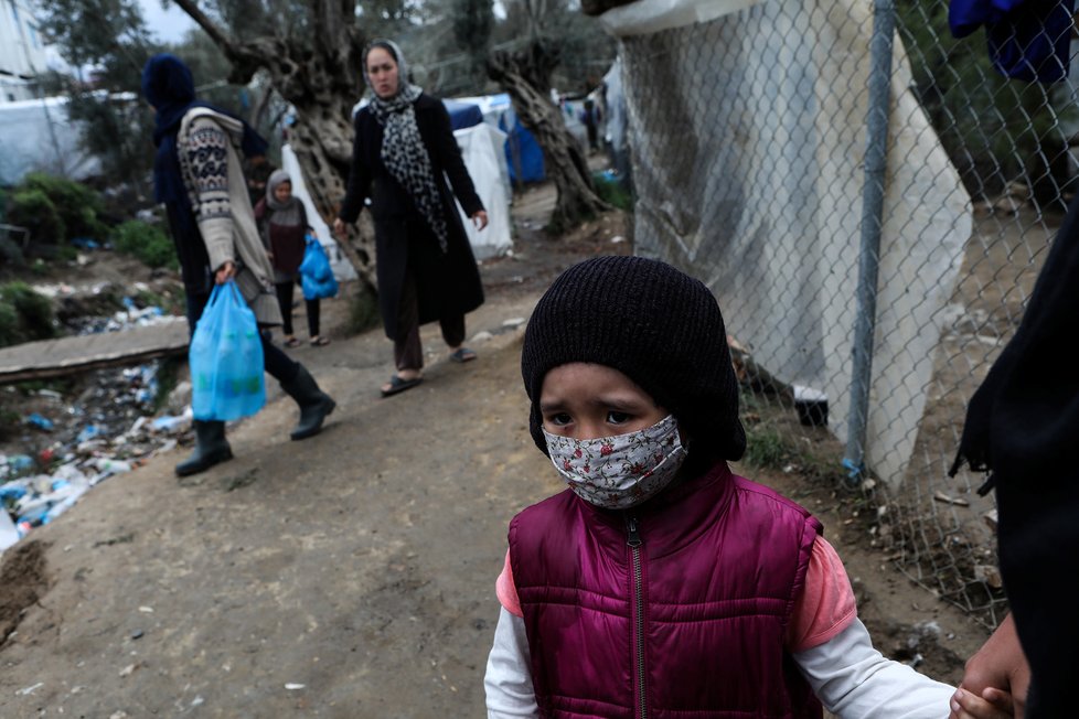 Ochranné prostředky proti koronaviru dostali na řeckém ostrově Lesbos uprchlíci, kteří pobývají v tamních uprchlických centrech (2. 4. 2020).