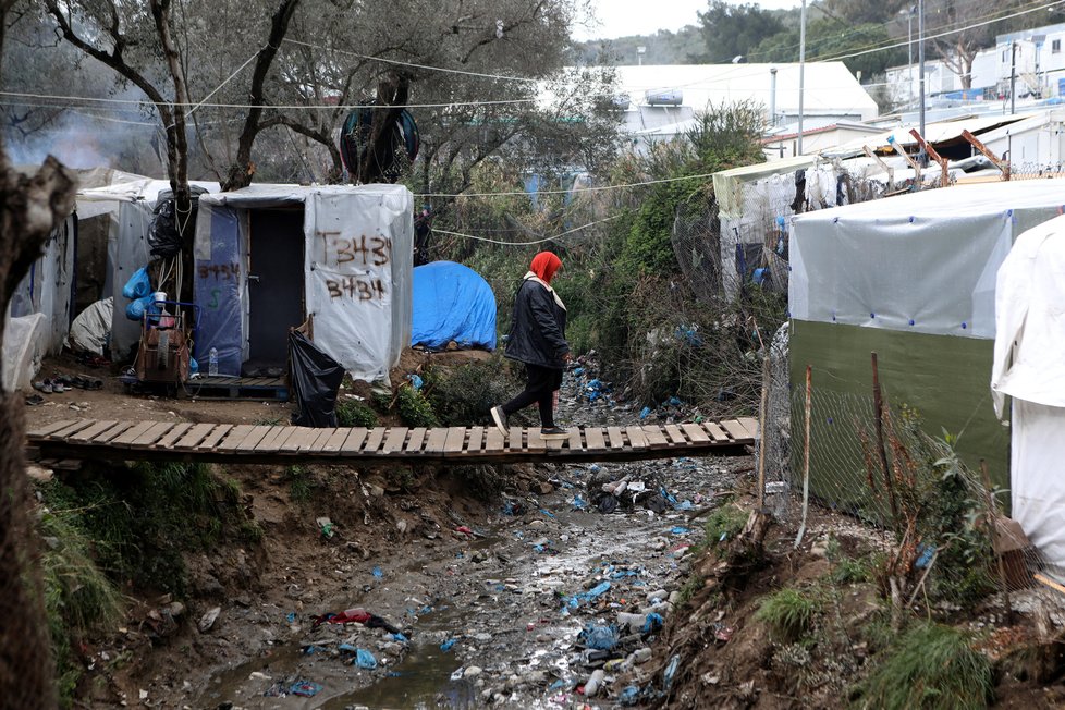 Ochranné prostředky proti koronaviru dostali na řeckém ostrově Lesbos uprchlíci, kteří pobývají v tamních uprchlických centrech. (2.4.2020)