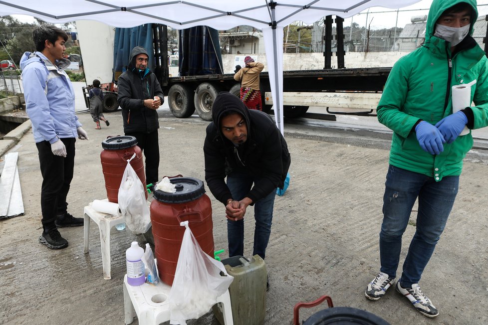 Ochranné prostředky proti koronaviru dostali na řeckém ostrově Lesbos uprchlíci, kteří pobývají v tamních uprchlických centrech. (2.4.2020)