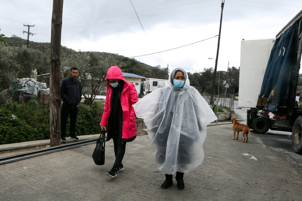 Ochranné prostředky proti koronaviru dostali na řeckém ostrově Lesbos uprchlíci, kteří pobývají v tamních uprchlických centrech (2. 4. 2020).