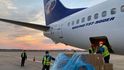 Do Česka dorazily z Číny další ochranné pomůcky. Letadlo Smartwings přivezlo na pražské letiště 1,9 milionu roušek a 100.000 respirátorů. (24.3.2020)