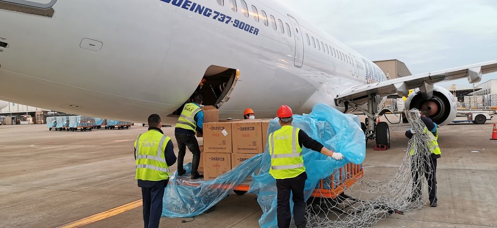 Do Česka dorazily z Číny další ochranné pomůcky. Letadlo Smartwings přivezlo na pražské letiště 1,9 milionu roušek a 100 000 respirátorů. (24. 3. 2020)
