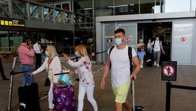 Letadlem na dovolenou jedině s rouškou. Proč aerolinky odmítají uvolnit nařízení zakrývání nosu a úst