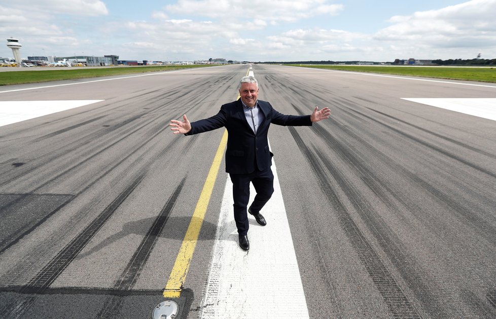 Letiště Gatwick v krizi: Letadla stojí, piloti nejsou a zaměstnanci nemají, co dělat. Na snímku šéf letiště Stewart Wingate.
