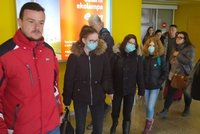 Ostře sledovaný let z Milána kvůli koronaviru: Turisté přistáli v Brně, roušky si nasadila jen hrstka z nich