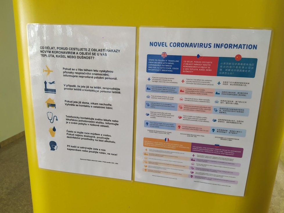 Informační letáky  v prostorách letiště v pěti jazycích.